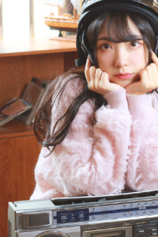 美女露胸